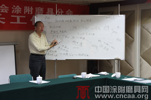 河南工業大學材料科學與工程學院院長鄒文俊教授做精彩報告