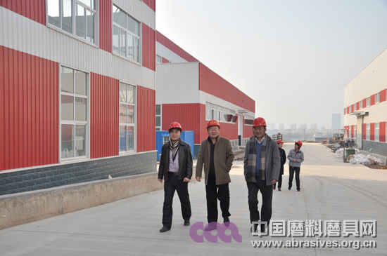 中國機床工具工業協會磨料磨具分會秘書長陳鵬、河南工業大學材料學院副院長栗正新一行到淄博調研魯信高新和淄博金龍等企業