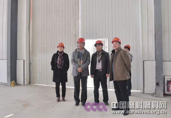中國機床工具工業協會磨料磨具分會秘書長陳鵬、河南工業大學材料學院副院長栗正新一行到淄博調研魯信高新和淄博金龍等企業
